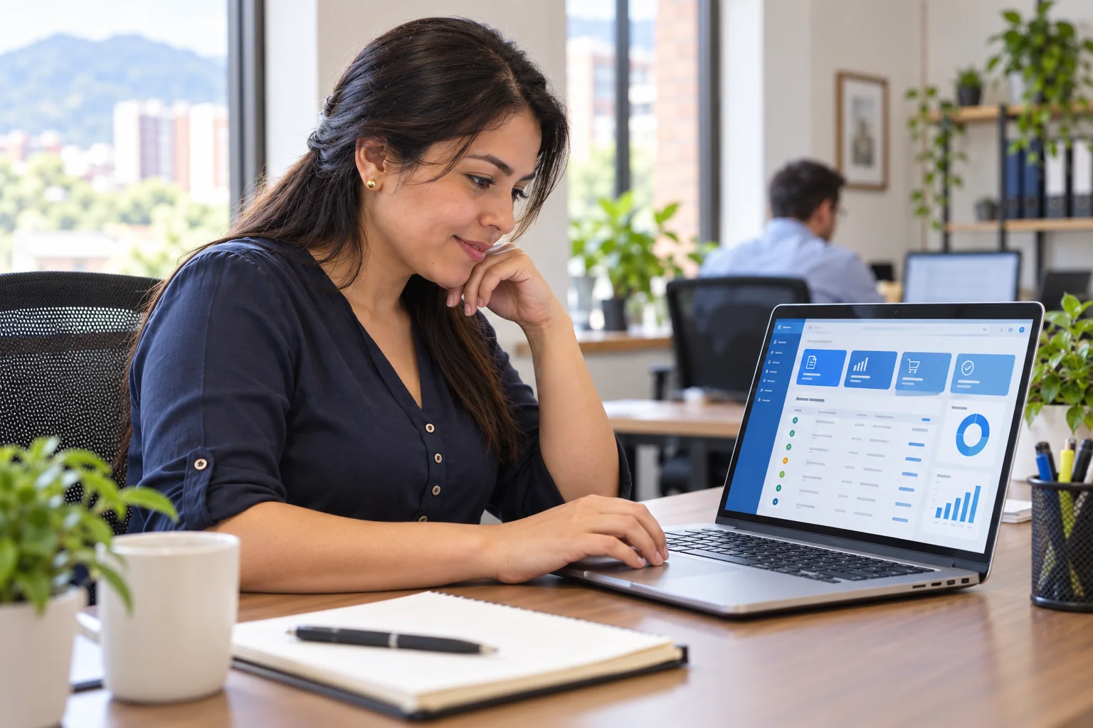 Administrativa satisfecha usando una aplicación digital en una oficina organizada